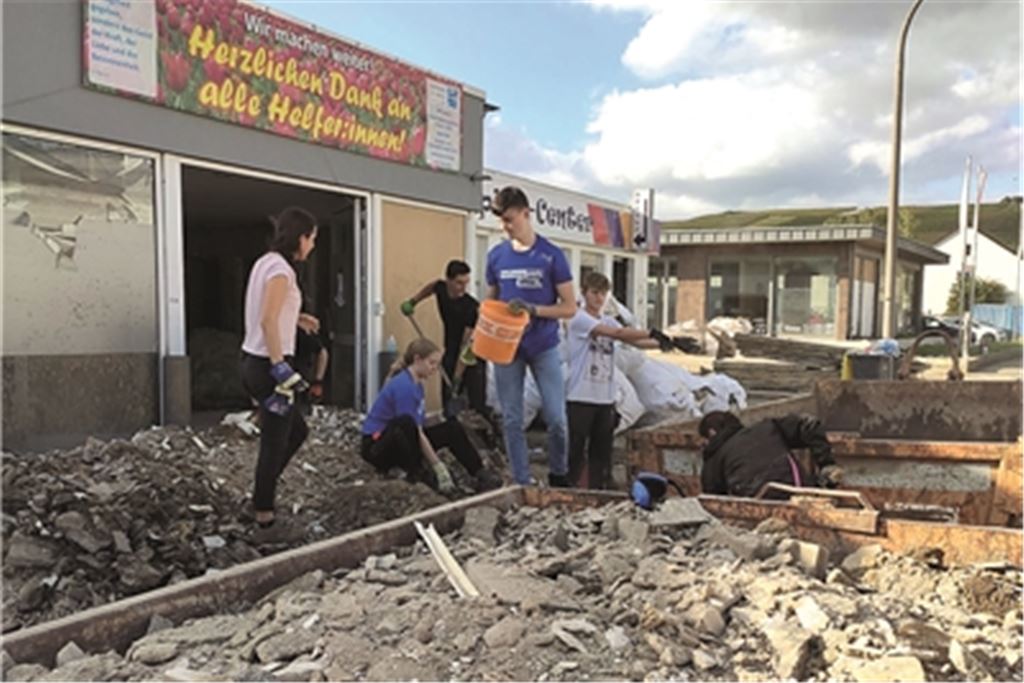 Mit vollem Einsatz dabei: Souverän packt das junge Team im verwüsteten Gebiet an.