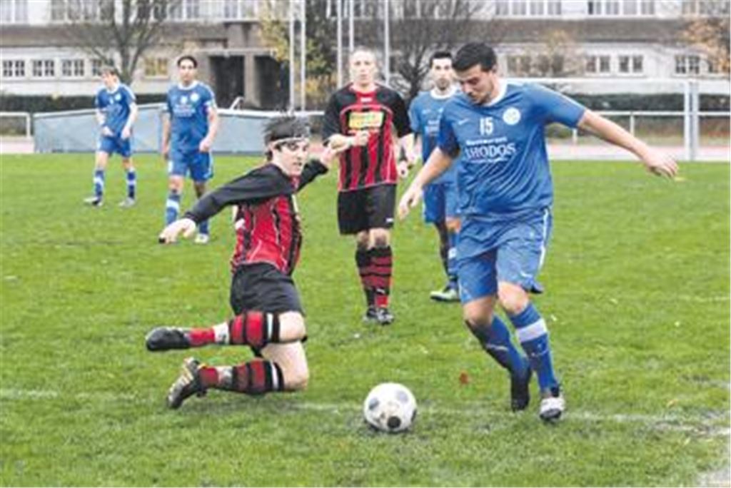 Mit vollem Einsatz gehen die Sportfreunde (gestreifte Trikots) das Stadtderby gegen die Fvgg 08 Mühlacker an.
Archivfoto: Eigner