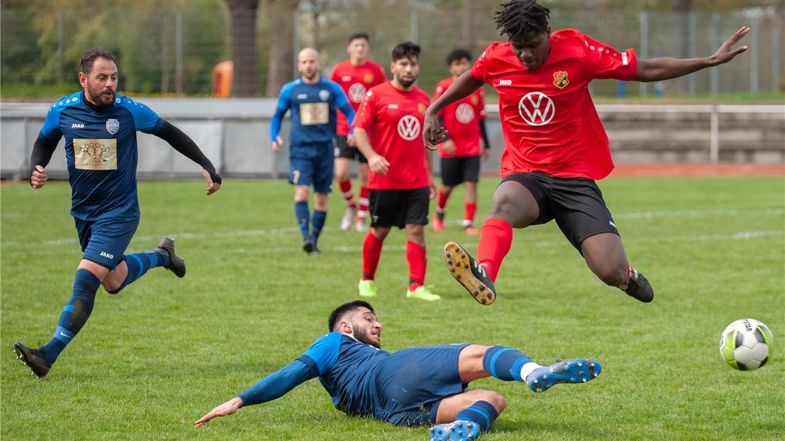 08 Hellas feiert Zittersieg Mit vollem Einsatz gelingt der SG 08 Hellas Mühlacker (blaue Trikots) im Stadtderby der Sieg gegen die Sportfreunde. Foto: Fotomoment