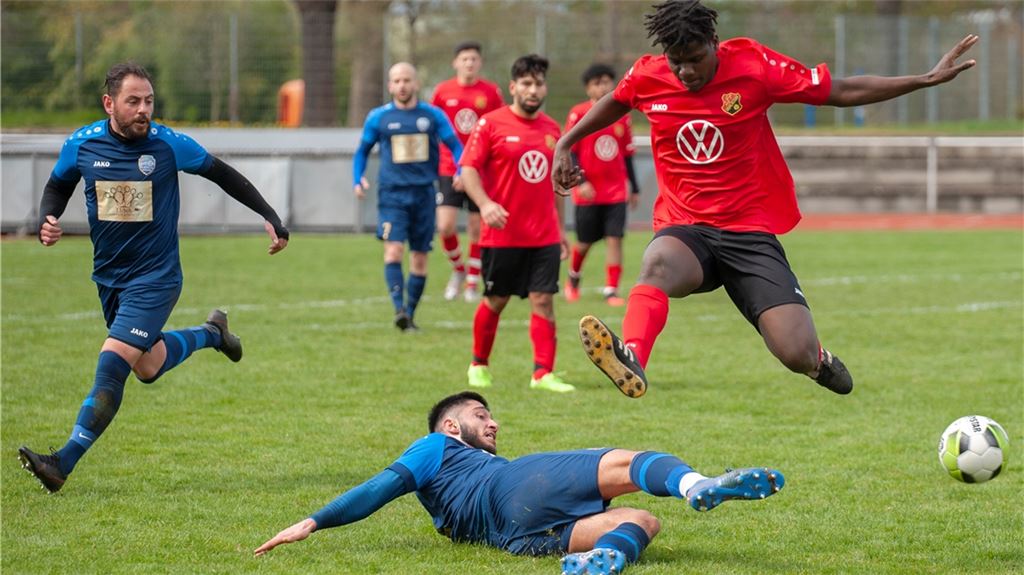 Mit vollem Einsatz gelingt der SG 08 Hellas Mühlacker (blaue Trikots) im Stadtderby der Sieg gegen die Sportfreunde. Foto: Fotomoment