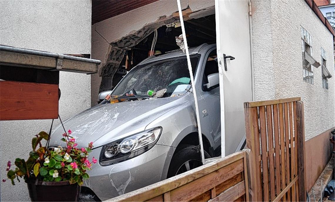 Auto durchbricht Rückwand der Garage