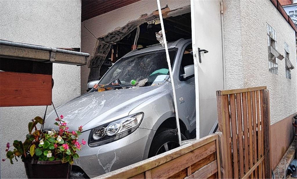 Auto durchbricht Rückwand der Garage