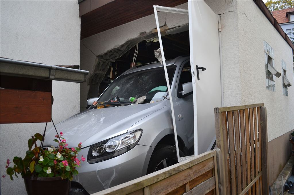 Rentner fährt beim Ausparken aus Garage gegen Hauswand - rast dann vorwärts durch Garage durch und crash in Garagenrückwand