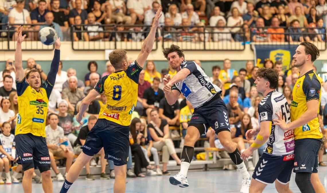 Mit voller Wucht und viel Selbstvertrauen: Kornwestheims Christopher Tinti beim Torwurf  