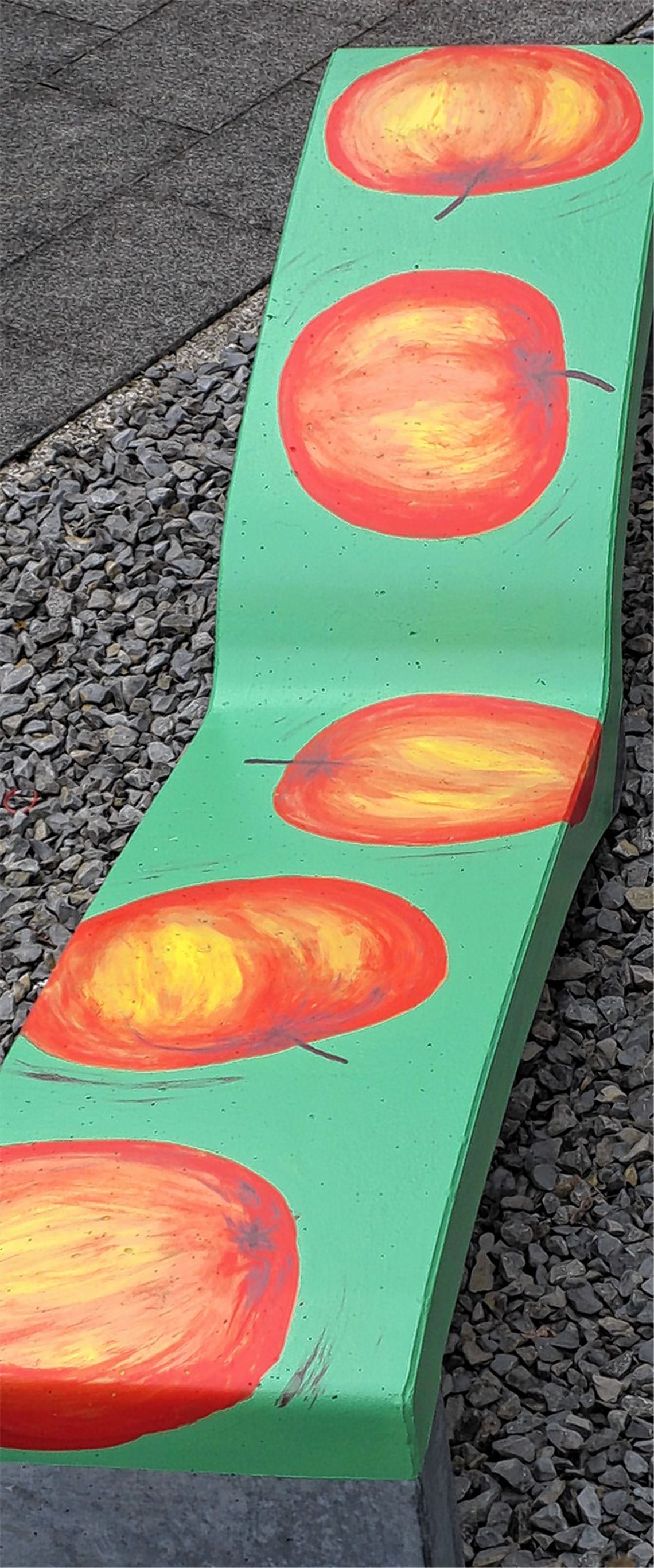 Mit von der Partie bei der Kunstnacht ist auch die Buchhandlung Elser, die ihre eigene Liegebank „Enzschleife“ präsentiert, bemalt von Angelika Wetzel.