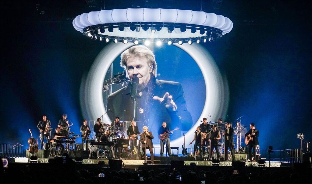 Mit vornehmer Zurückhaltung im Mittelpunkt: Howard Carpendale