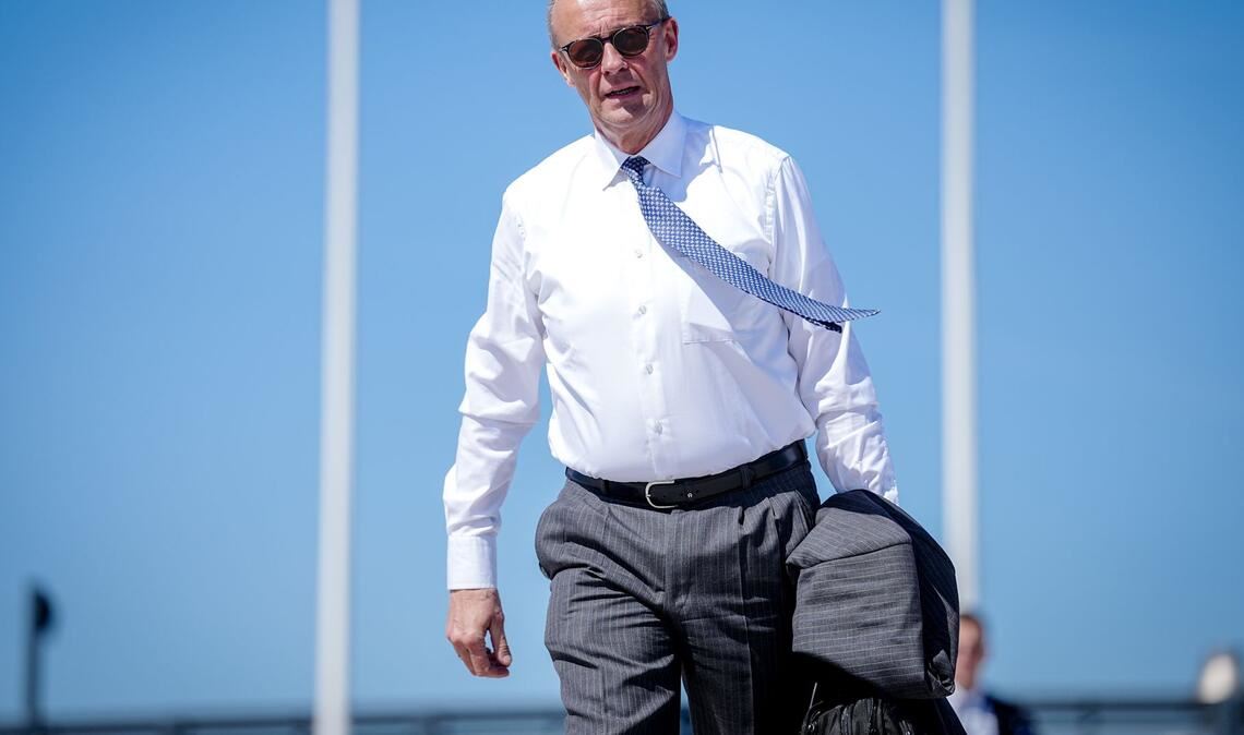 Mit wehendem Schlips und Sonnenbrille: Bundeskanzler Merz geht auf dem militärischen Teil des Flughafens BER zum Airbus A321 der Luftwaffe, um nach Zypern zu fliegen.