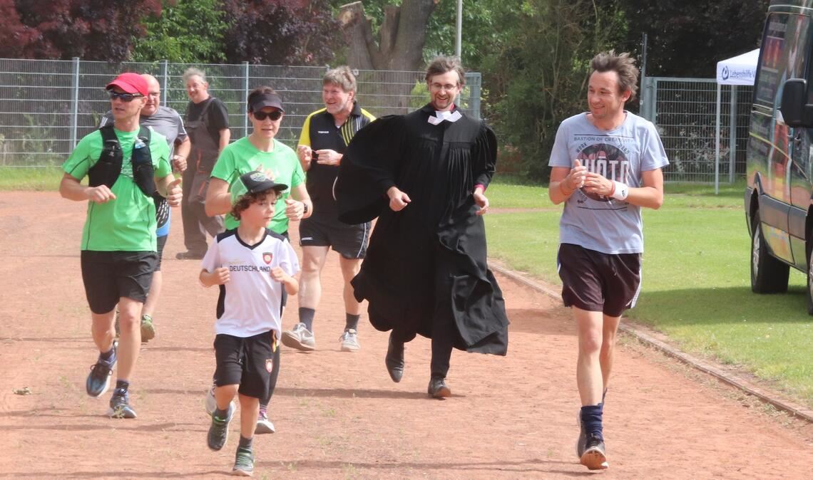 Mit wehendem Talar zieht Pfarrer Benedikt Jetter seine Runden. Foto: Arning