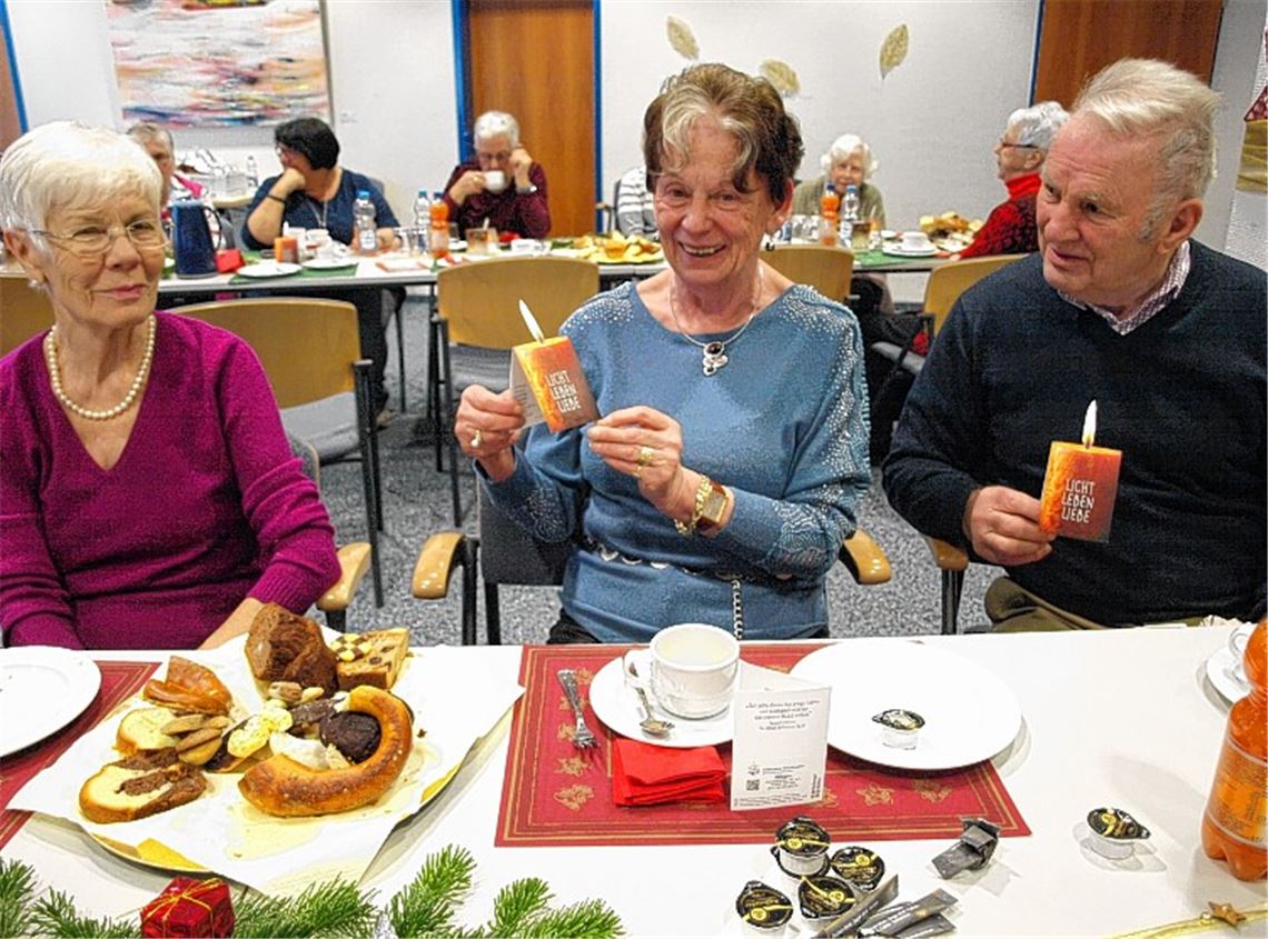 Mit weihnachtlichem Gebäck und Musik stimmten sich Illingens Bürger auf das Fest ein. Foto: Filitz