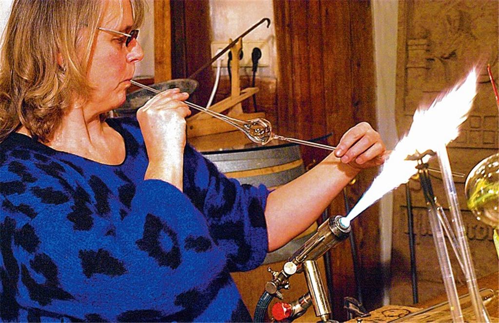Mit wohldosiertem Atem gestaltet die Glasbläserin Kerstin Müllerperth entsprechend ihrer bildlichen Vorstellung ihre hauchfeinen Kunstwerke. Fotos: Filitz