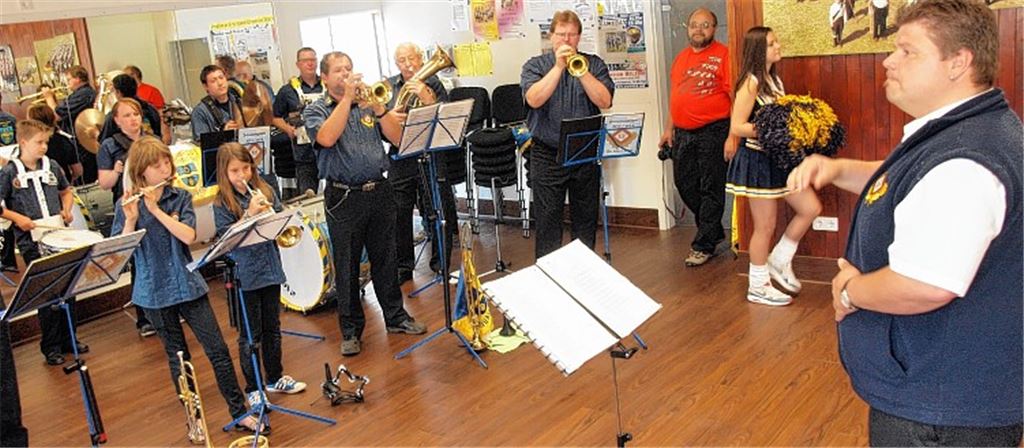 Mit zünftiger Musik weiht das Mühlacker Trommler- und Pfeiferkorps sein Vereinsheim ein. Foto: Appich