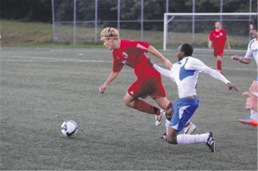 Mit zunehmender Spieldauer traut sich der TSV Wiernsheim (mit Linksaußen Sebastian Zywicki, li.) auch in der Offensive mehr zu. Foto: Eigner
