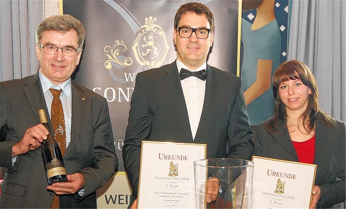Mit zwei zweiten Plätzen erfolgreichster Teilnehmer aus dem Weinbaubezirk Stromberg-Heuchelberg beim Wettbewerb „Vaihinger Löwe“: das Gündelbacher Weingut Sonnenhof mit Albrecht und Martin Fischer sowie Marion Gienger.