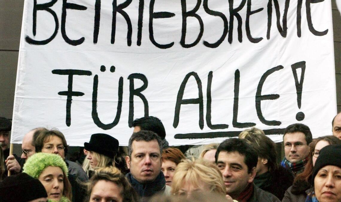 Mitarbeitende einer Bank demonstrieren für den Erhalt ihrer Betriebsrente (Foto: Archiv).