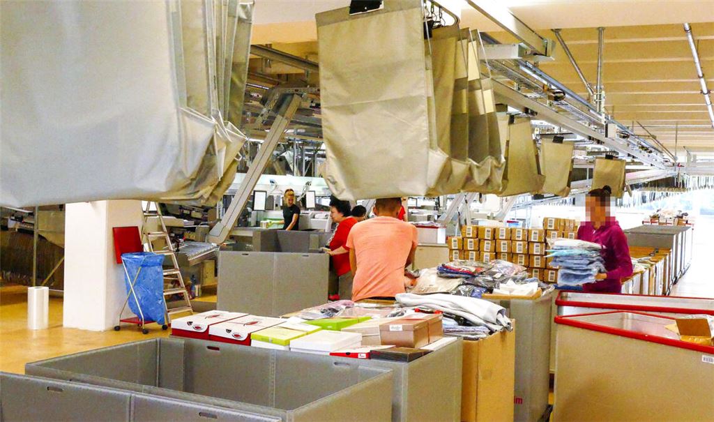 Mitarbeitende im Logistikzentrum der Klingel-Gruppe im Gewerbegebiet Altgefäll. Hier hat das Unternehmen 2017 ein neues Gebäude für 55 Millionen Euro eingeweiht. Foto: Archiv