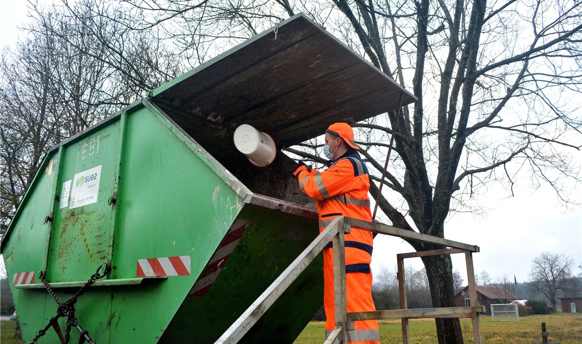Mitarbeiter der Firma PreZero sortieren  unter Hochdruck. Hier fliegt ein allter...