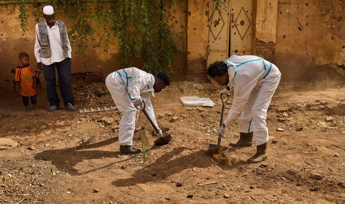 Mitarbeiter der Forensic Medicine Corporation exhumieren in Omdurman im Sudan die Leiche eines Mannes, der 2023 von der paramilitärischen Gruppe Rapid Support Forces (RSF) getötet wurde.