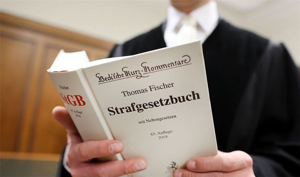 Mitarbeiter der Justiz sorgen für Recht und Ordnung. Was passiert, wenn sie ihre Macht missbrauchen? (Symbolfoto)