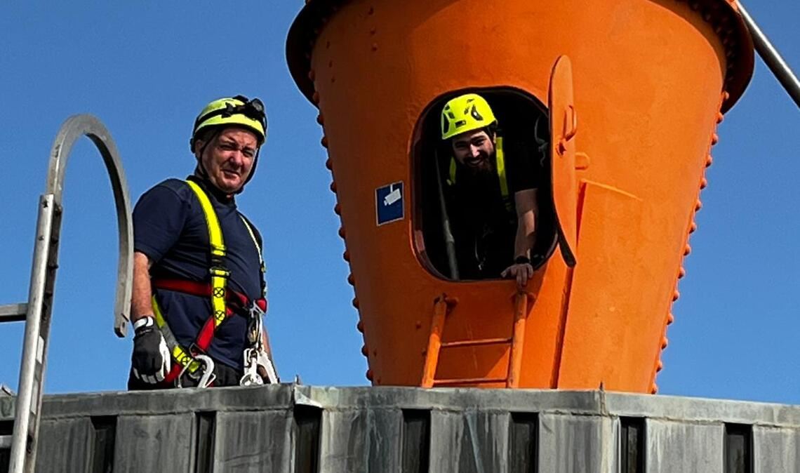 Mitarbeiter der Prüffirma machen sich auf den Weg, um die Steigleiter des Sendermasts zu begutachten. Ihr Fazit: Alles gut, aber es besteht Handlungsbedarf. Fotos: Steigleder, privat