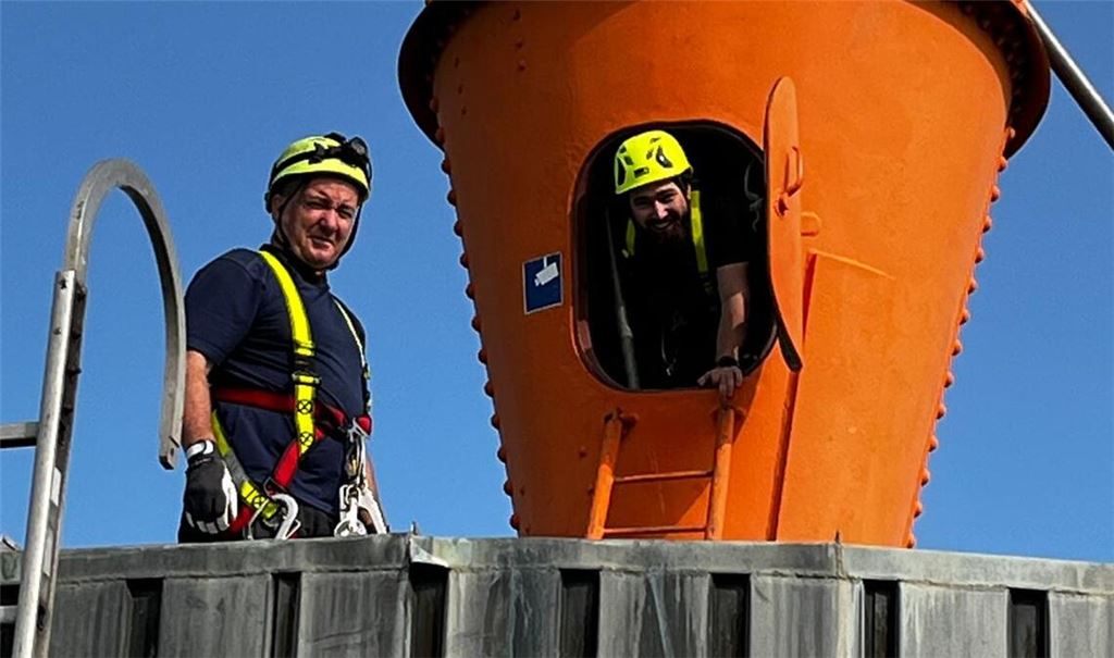 Mitarbeiter der Prüffirma machen sich auf den Weg, um die Steigleiter des Sendermasts zu begutachten. Ihr Fazit: Alles gut, aber es besteht Handlungsbedarf. Fotos: Steigleder, privat