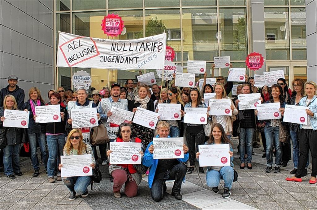 Mitarbeiter des Jugendamts und der sozialen Dienste des Enzkreises bei einer Streikaktion vor dem Landratsamt in Pforzheim. Für heute Nachmittag ist eine Mahnwache an zwei Eingängen zur Gartenschau in Mühlacker geplant. Foto: Ochs