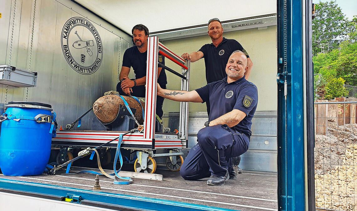 Mitarbeiter des Kampfmittelbeseitigungsdienstes mit der Fliegerbombe