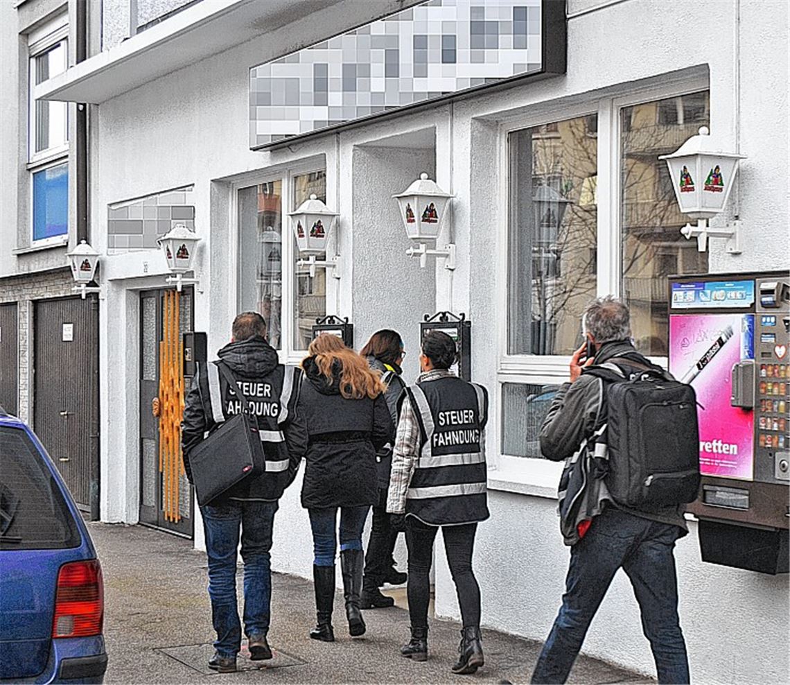 Mitarbeiter des Zollamts und Steuerfahnder durchsuchen ein Objekt. myro