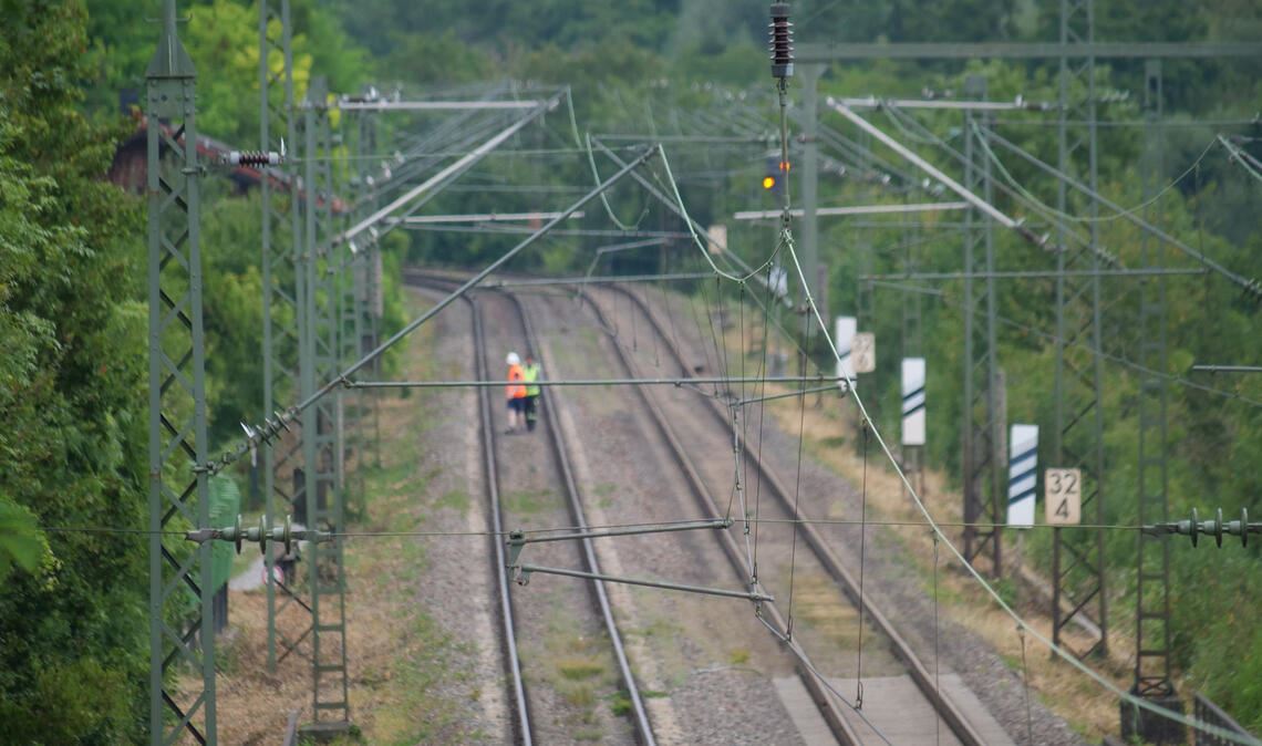 Mitarbeiter gehen den Streckenabschnitt ab, nachdem die Oberleitung gerissen ist. Fotos: Friedrich