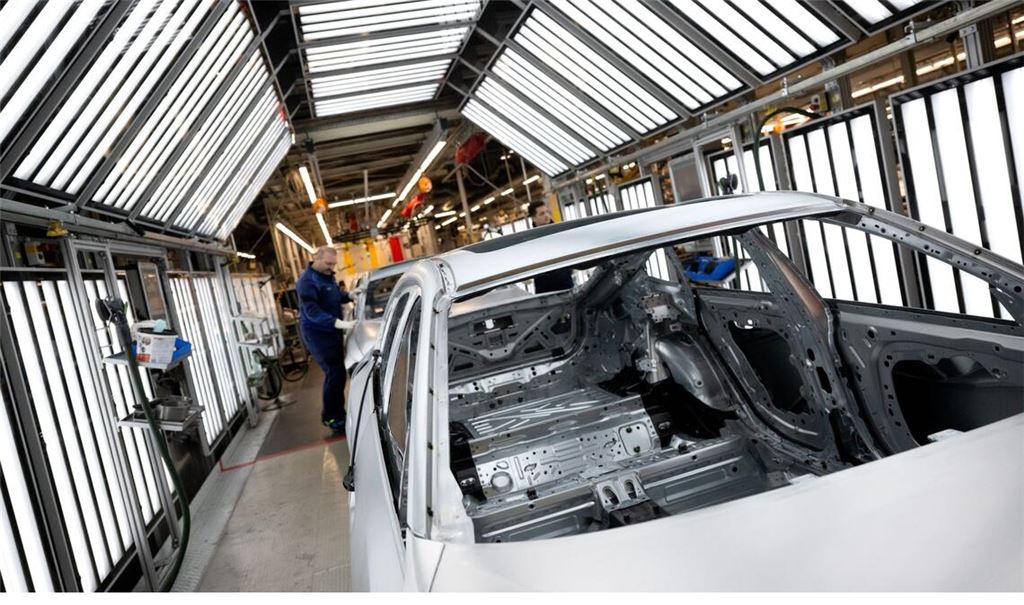 Mitarbeiter von BMW arbeiten im Stammwerk in der Produktion an der Karosserie von verschiedenen Modellen des Autoherstellers.
