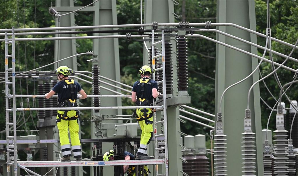 Mitarbeiter von Fairnetz, der Tochterfirma der Stadtwerke Reutlingen, reparieren das Umspannwerk.
