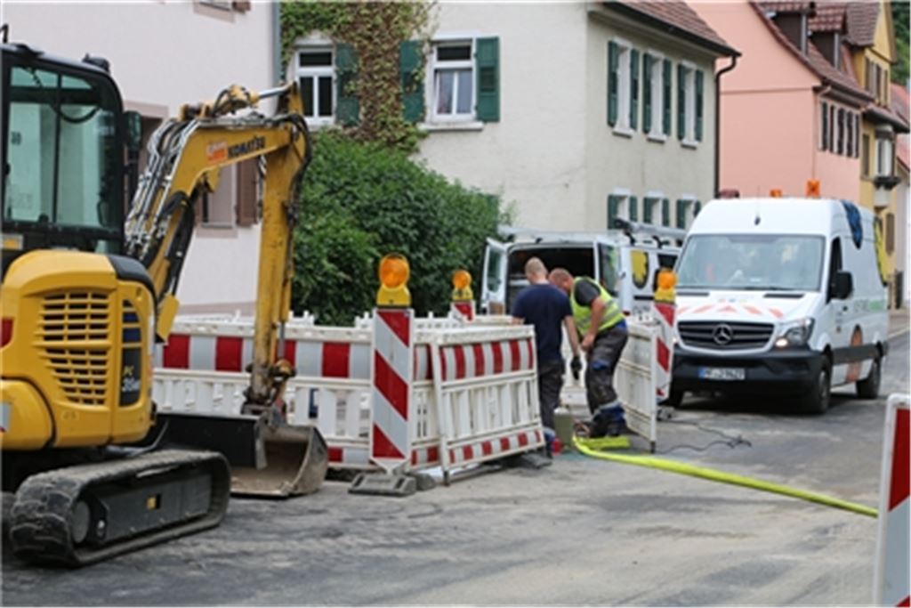 Mitarbeitern der Stadtwerke gelingt es am frühen Vormittag, das Leck zu schließen. Noch ist die Enzstraße ohnehin für den Durchgangsverkehr gesperrt. Foto: Willimek