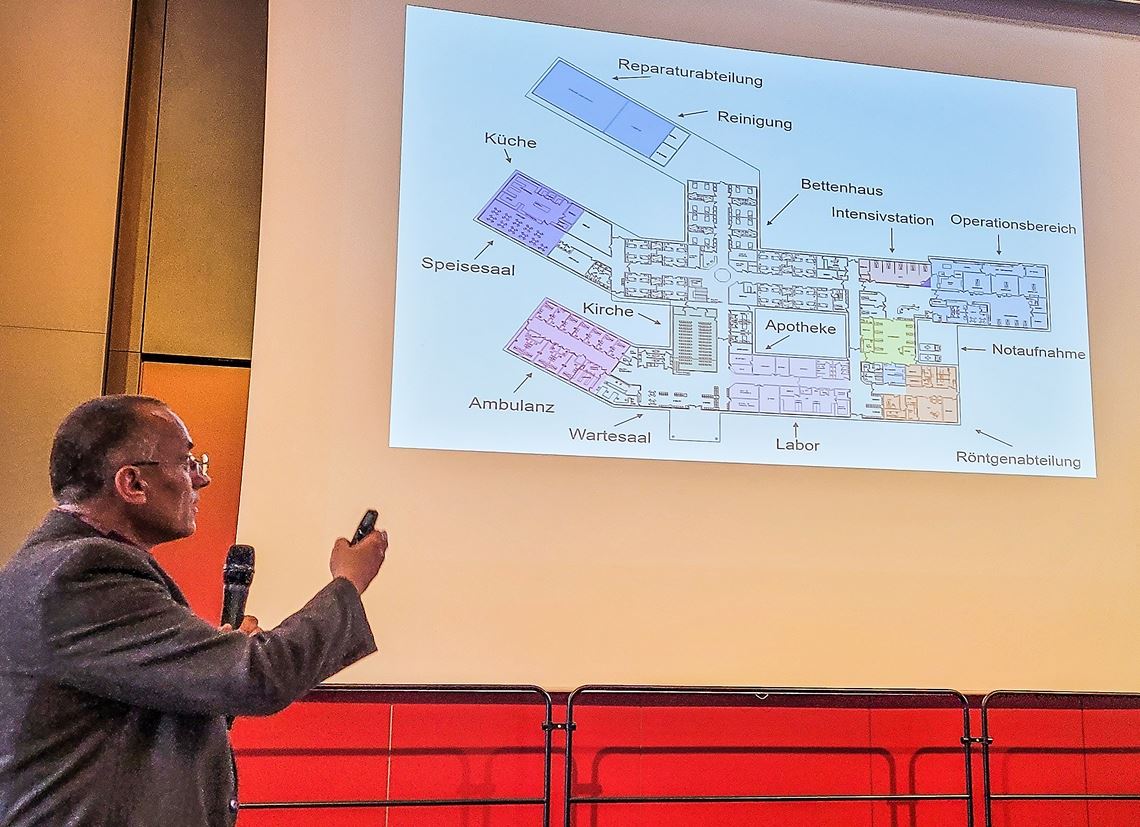 Mitbegründer Dr. Klaus-Dieter John stellt „seine“ Klinik in Peru vor. Foto: Blumhardt-Schule