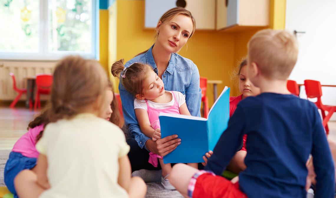 Miteinander sprechen, einander zuhören: Dies sind elementare Voraussetzungen für den Spracherwerb. Symbolfoto: Adobe Stock