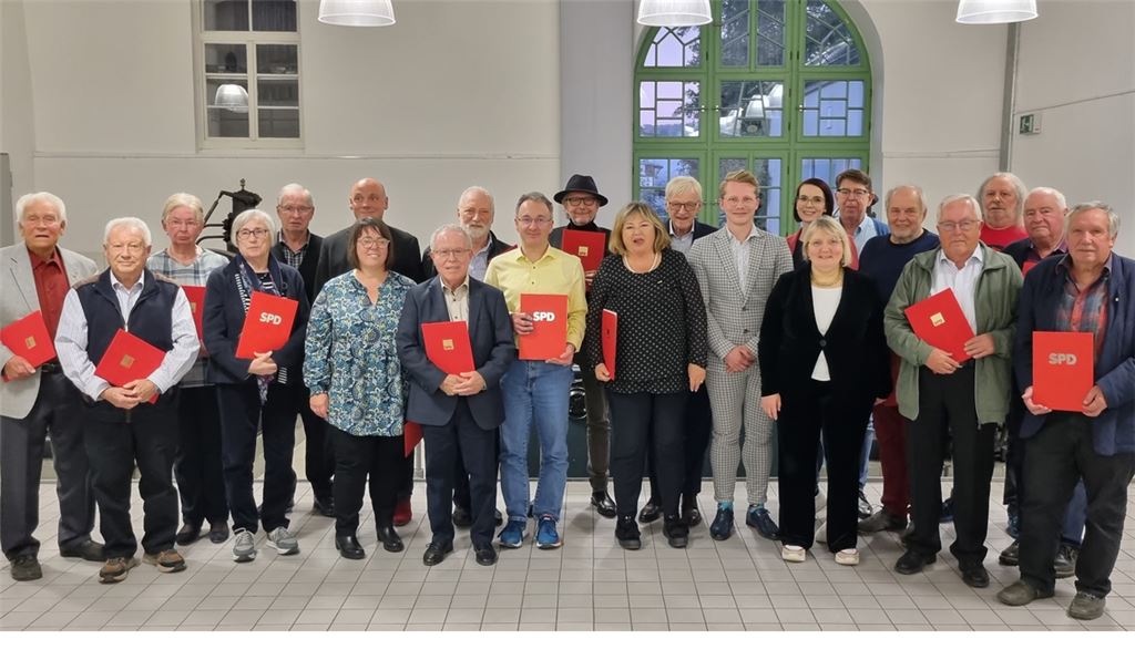 Mitglieder aus der Region werden bei einer Veranstaltung in Eutingen für ihre Treue zur SPD geehrt. Foto: privat