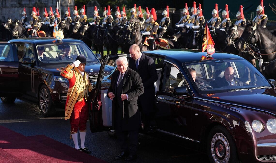 Mitglieder der Blues and Royals, einer Einheit der Household Cavalry, säumen die Straße, als Bundespräsident Frank-Walter Steinmeier gemeinsam mit Prinz William zu einer Willkommenszeremonie in Windsor eintrifft.