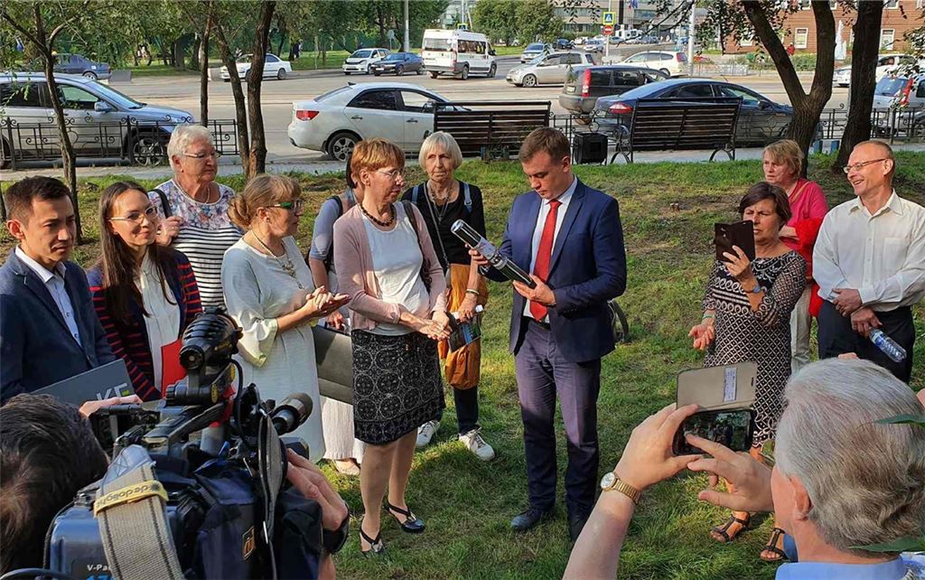 Mitglieder der Deutsch-Russischen Gesellschaft Pforzheim und Enzkreis besuchen im Sommer 2019 Pforzheims Partnerstadt Irkutsk. Hier wird der Platz der Freundschaft zwischen Irkutsk und Pforzheim gemeinsam geplant. „Inzwischen ist der Platz realisiert worden, wir werden bei nächster Gelegenheit zur nachträglichen festlichen Eröffnung des Platzes unsere Freunde besuchen“, kündigt Katharina Leicht an. Foto: privat