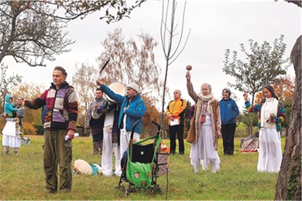Mitglieder der „Friedensbaum-Stiftung“ pflanzen in Enzberg symbolhaft einen Apfelbaum. Foto: Fotomoment