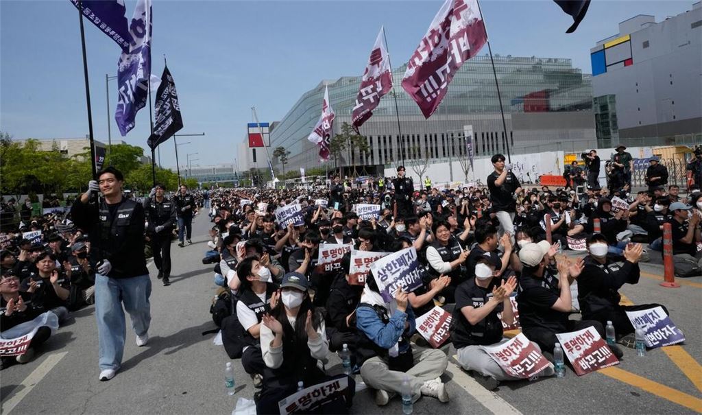 Mitglieder der Gewerkschaft von Samsung Electronics demonstrieren im April vor dem Computerchip-Komplex des Unternehmens im südkoreanischen Pyeongtaek für höhere Prämien.