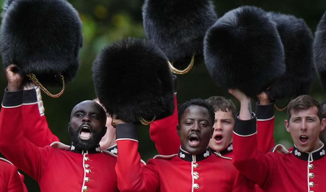 Mitglieder der Grenadier Guards applaudieren König Karl III. während der Übergabe der neuen Regimentsfahnen im Buckingham Palace in London.