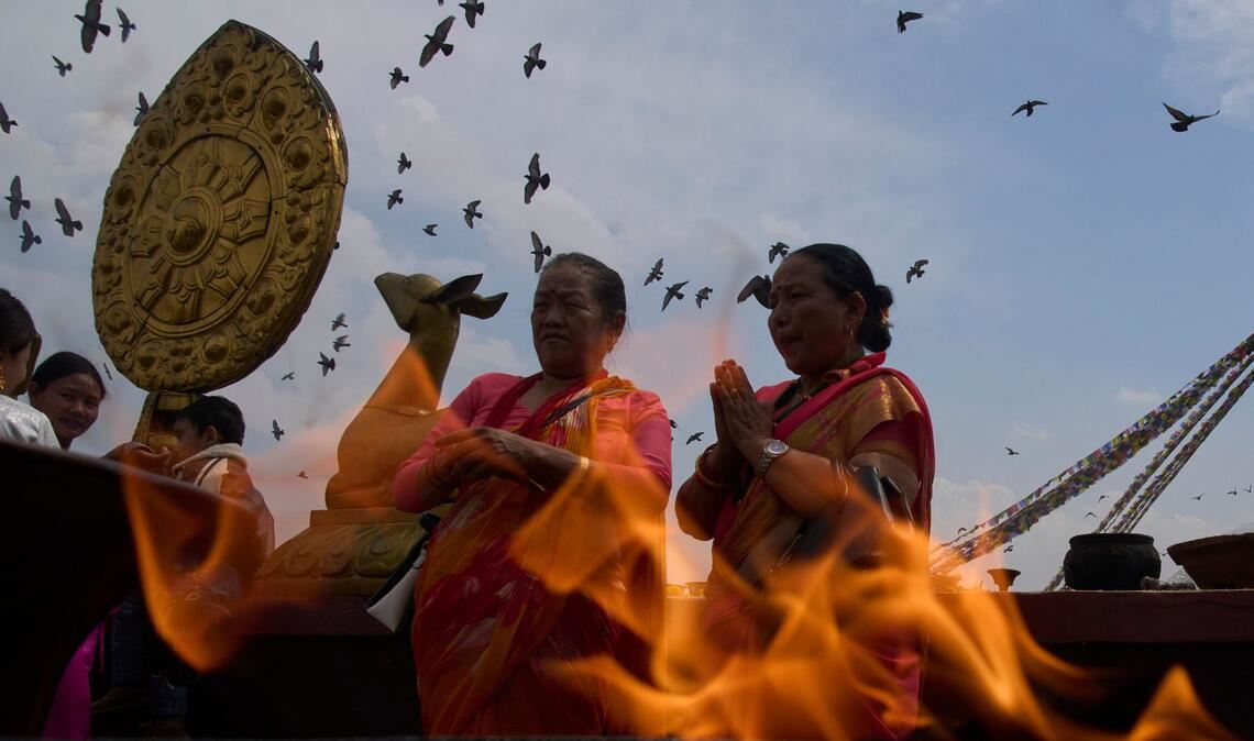 Mitglieder der Tamang-Gemeinschaft erweisen ihren verstorbenen Angehörigen während des Temal-Festes an der Boudhanath-Stupa die Ehre.