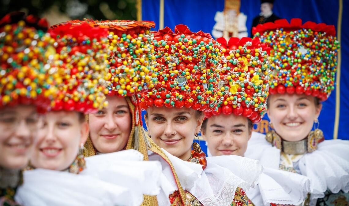 Mitglieder der Trachtengruppe Schaumburg Lippe tragen beim Tag der Niedersachsen in Osnabrück ihre traditionelle Tracht.