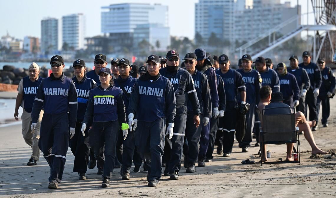 Mitglieder der mexikanischen Marine beteiligen sich an den Reinigungsarbeiten.