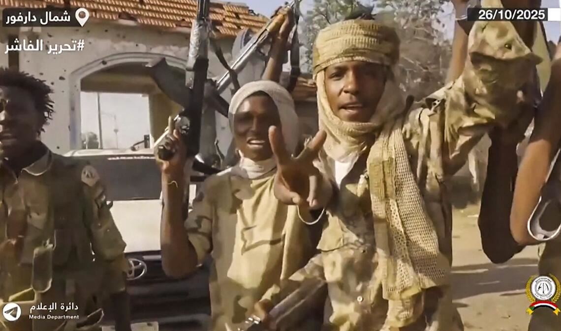 Mitglieder der paramilitärischen RSF-Miliz zeigen ihre Waffen.