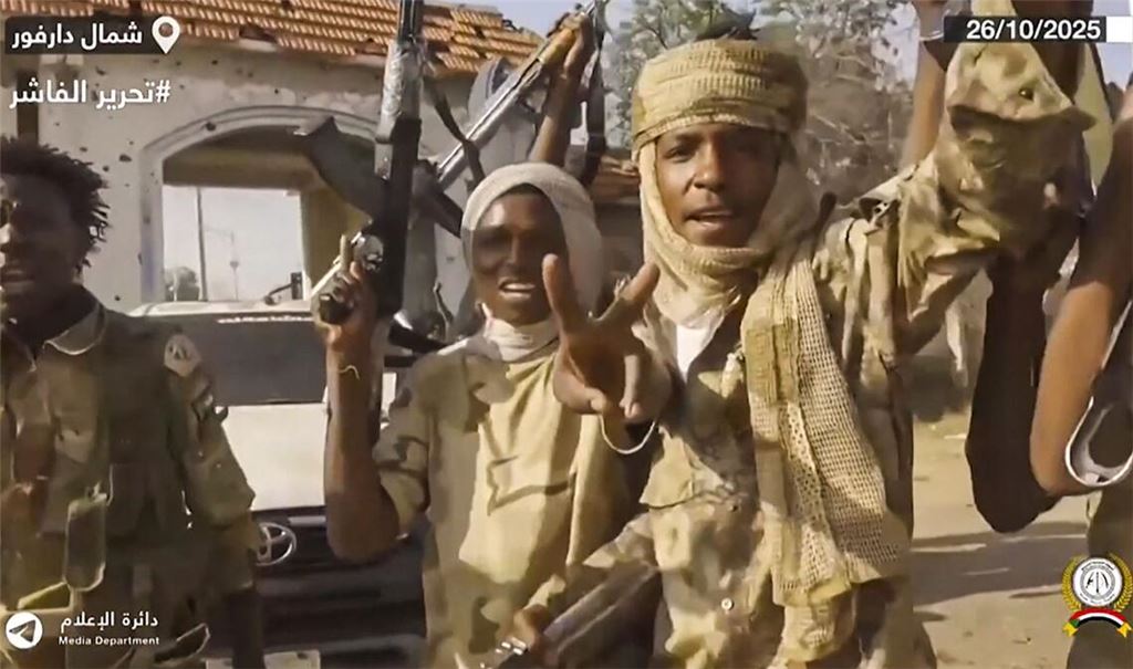 Mitglieder der paramilitärischen RSF-Miliz zeigen ihre Waffen.