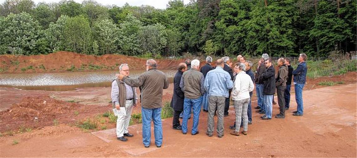 Mitglieder des Ausschusses für Umwelt und Technik inspizieren das frühere Erdzwischenlager im Bereich „Ziegelhäule“zwischen Mühlacker und Lienzingen.