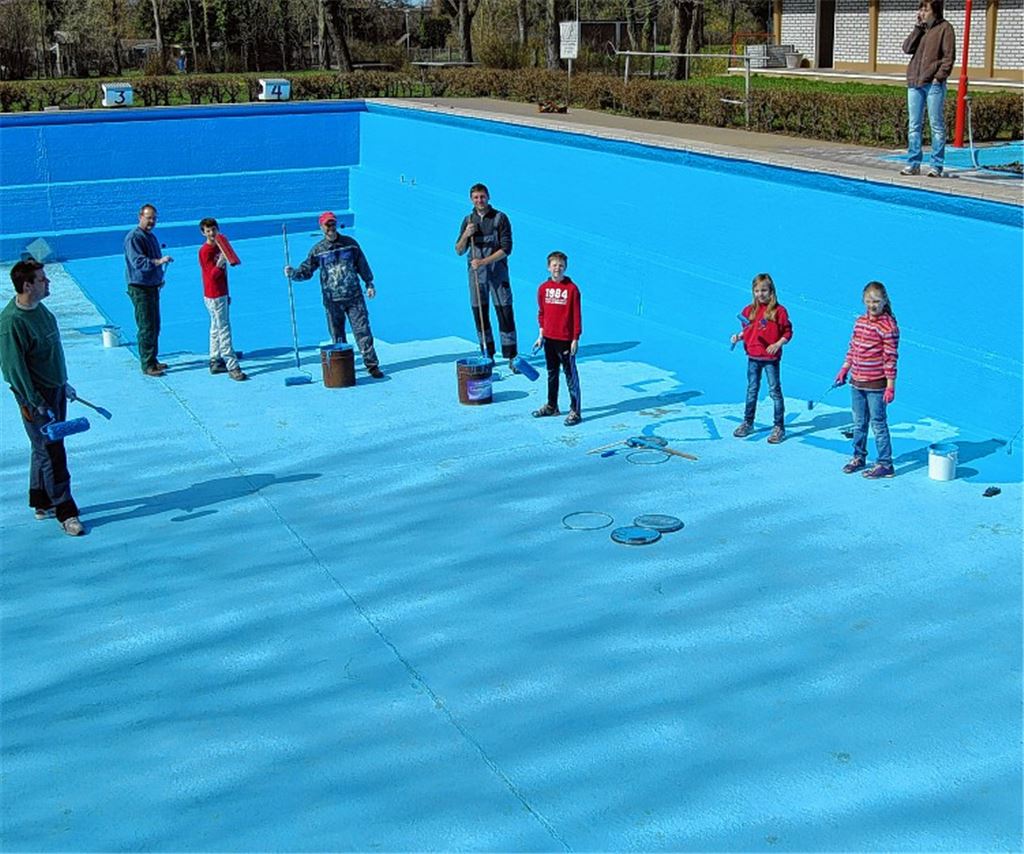 Mitglieder des Freibadfördervereins haben im Frühjahr dem Becken einen neuen Anstrich verpasst. Bald könnte sich das Gesicht der Freizeiteinrichtung aber noch deutlicher verändern. Eine Vorentwurfsplanung zu einer groß angelegten Sanierung hat eine Vertreterin der Firma Berndorf Bäderbau jetzt im Knittlinger Gemeinderat präsentiert.