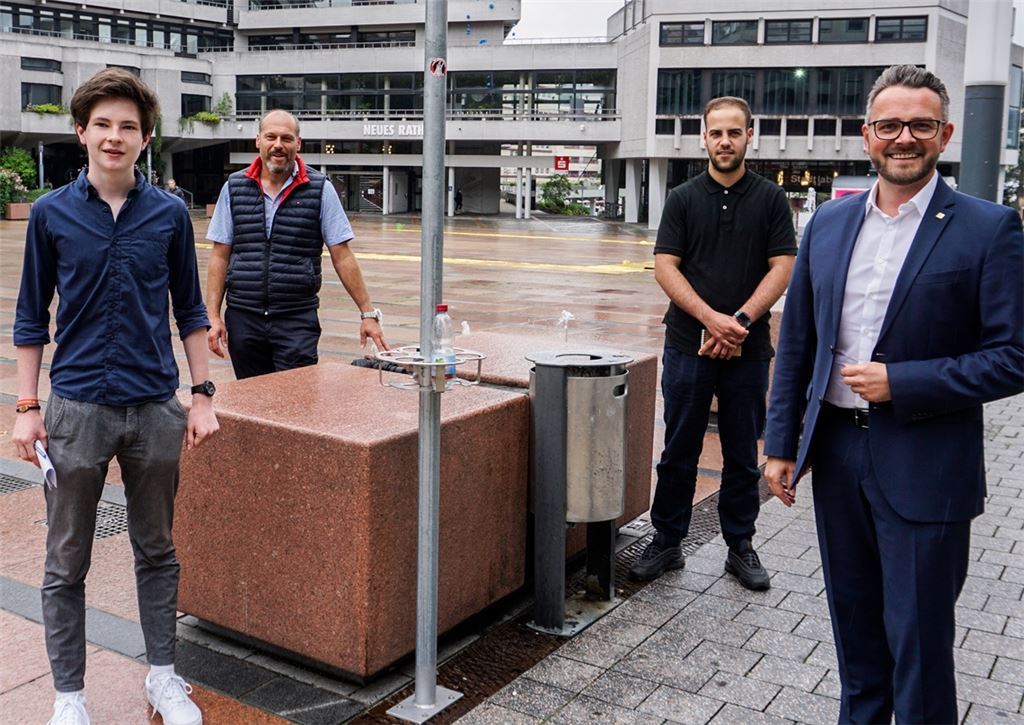 Mitglieder des Jugendgemeinderats und OB Boch stellen die Pfandringe vor.privat