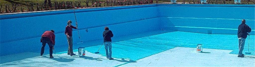 Mitglieder des Knittlinger Freibadfördervereins setzen sich auch über das Streichen des Beckens hinaus für die beliebte Freizeiteinrichtung ein.