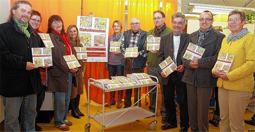 Mitglieder des Projektteams um Michael Gutekunst (4.v.re.), Vorsitzender Ulf van Luijk (3.v.re.) und weitere Mitglieder des Mühlacker Tafelvereins präsentieren das Kochbuch „Tafelfreuden“.