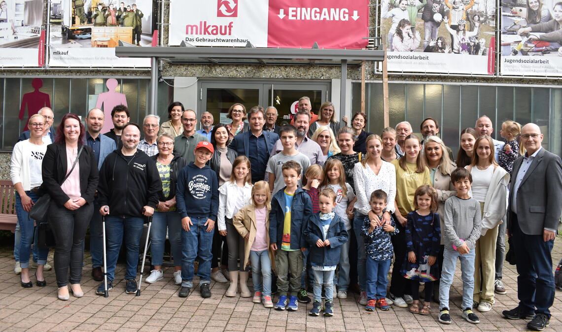 Service-Clubs erleben Inklusion durch beruflichen Einsatz Mitglieder des Rotary Clubs Mühlacker-Enzkreis und des Lions-Clubs Mühlacker besichtigen bei einer gemeinsamen Veranstaltung das Gebrauchtwarenkaufhaus „mlkauf“ der Miteinanderleben Service gGmbH an der Naglerstraße in Pforzheim. Foto: privat